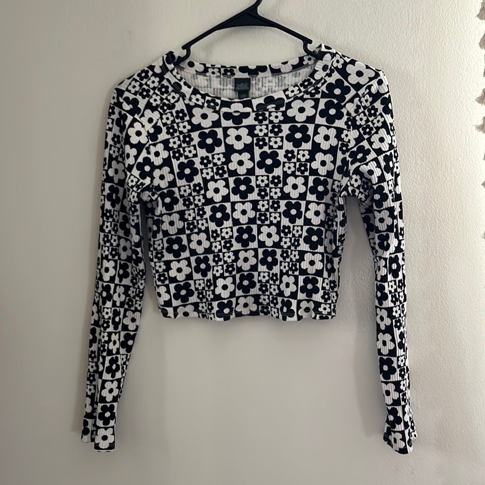 wild fable 60/70’s theme long sleeved crop top